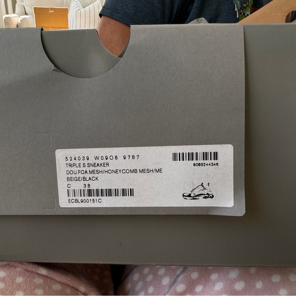 BALENCIAGA TRIPLE SNEAKER
DOU.FOA.MESH/HONEY COMB MESH/ME BEIGE BLACKK 38. - Picture 2 of 7